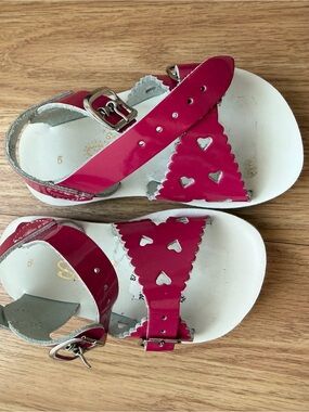 Salt Water Sandals by Hoy Glossy Pink Heart Strap Kids Sandals
